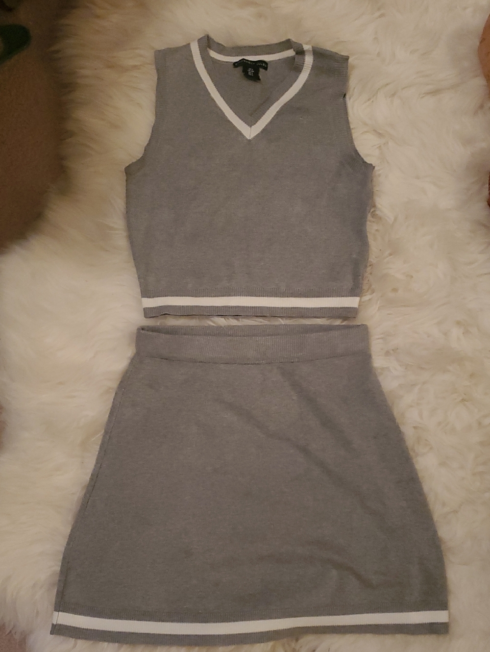 2-Piece Gray Knit V-Neck Tennis Set